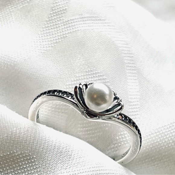 🧜‍♀️NWOT Princess Ariel Shell Ring ✨ - Picture 3 of 11